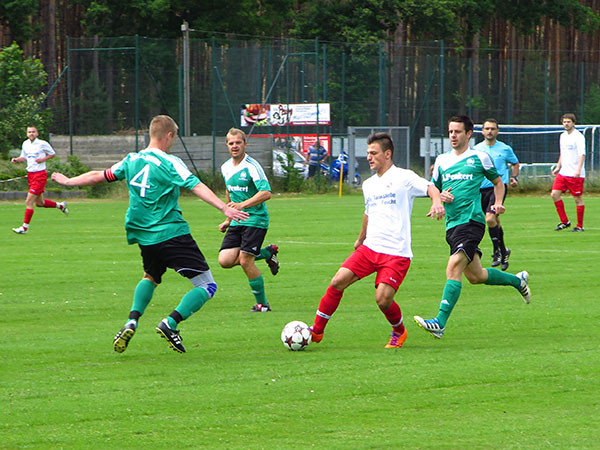 Veliqi schießt Feucht gegen Allersberg zum Sieg